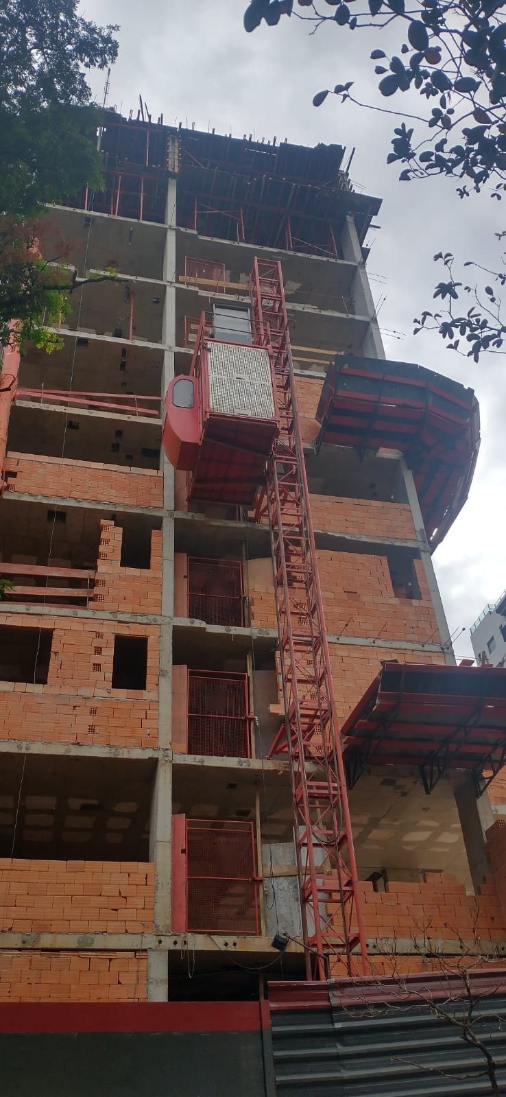 Elevador de cremalheira da frota na fachada de um edifício em construção