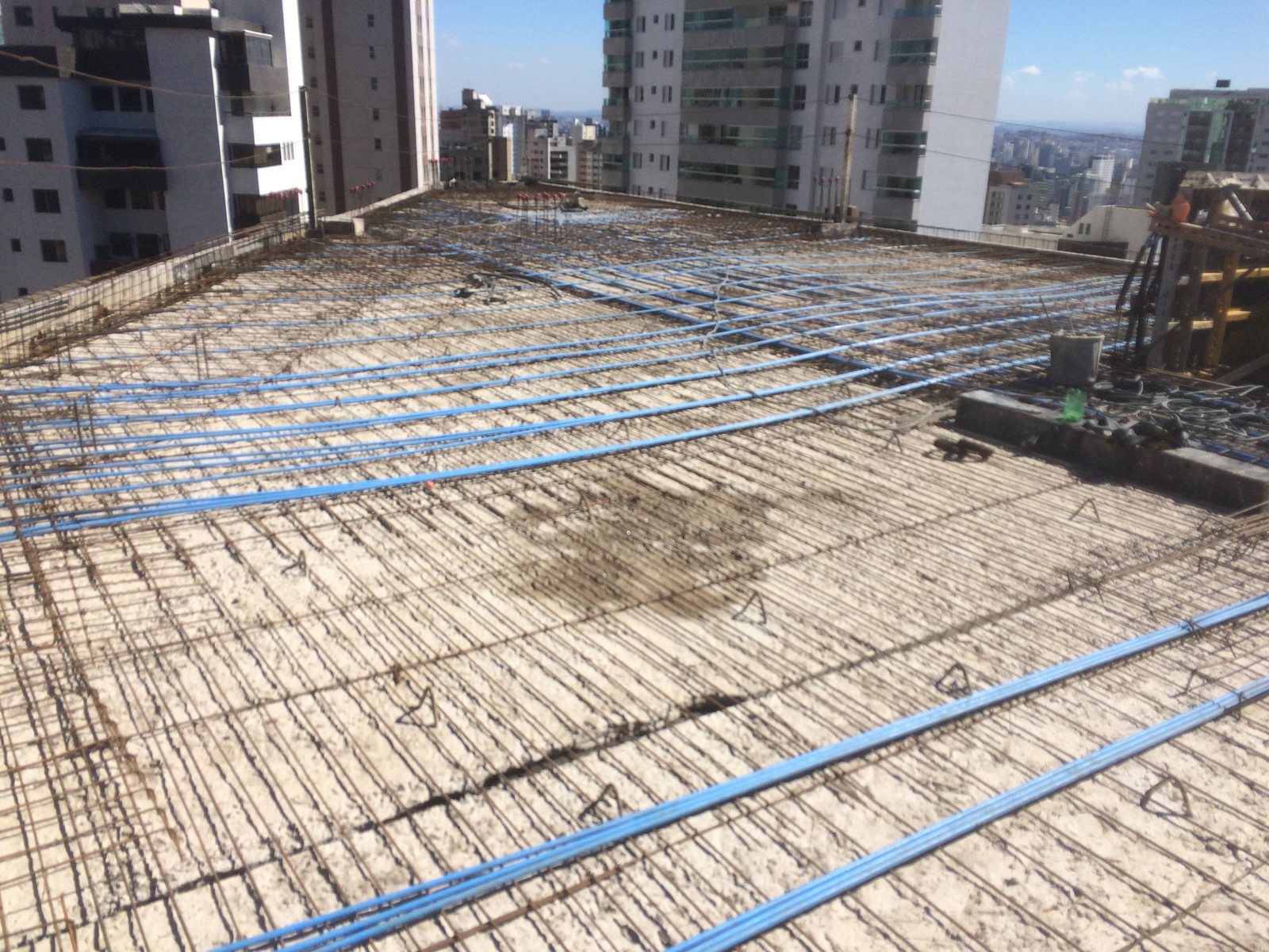 Laje com as cordoalhas de protensão sobre a armadura, antes da concretagem