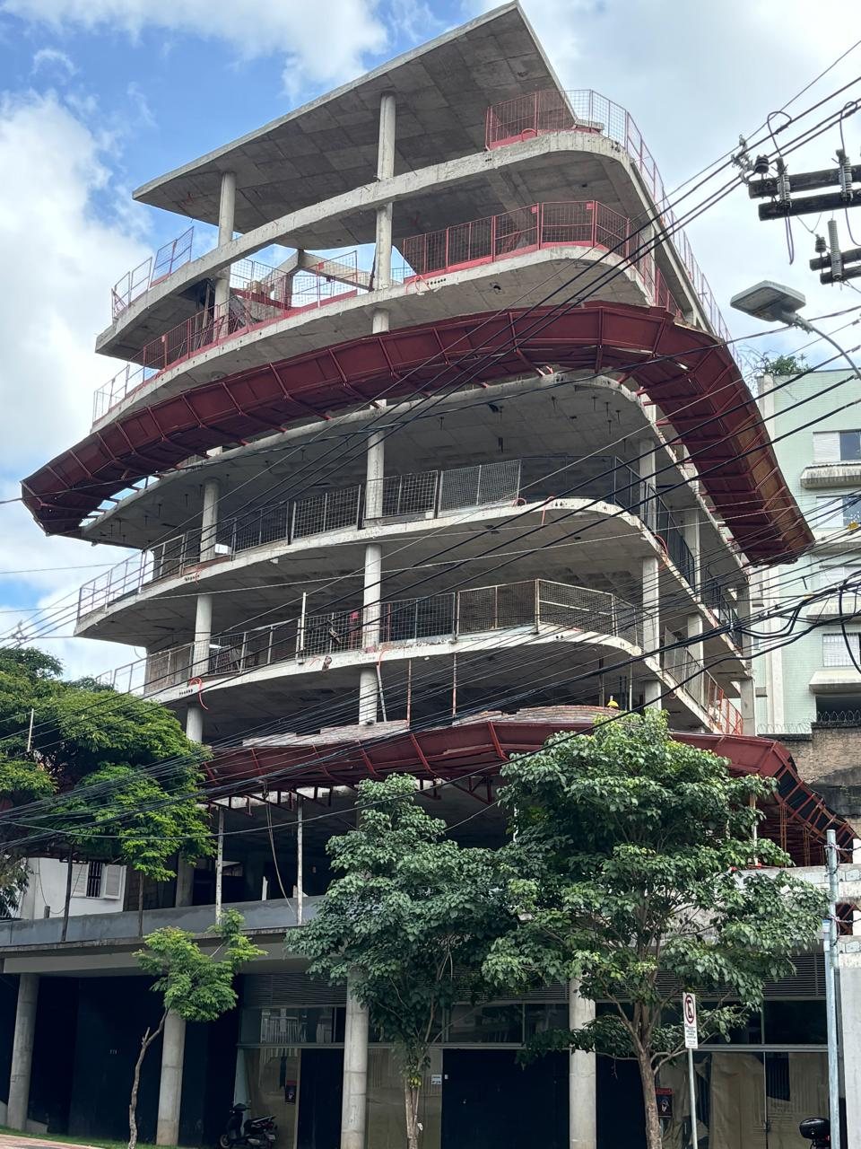 Edifício em concreto com lajes curvas em balanço, em execução
