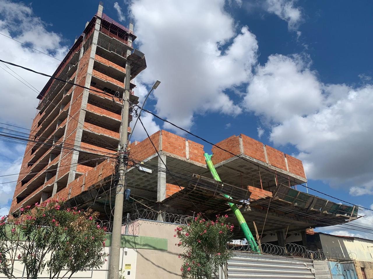 Edifício em execução com pavimentos em balanço sobre a entrada