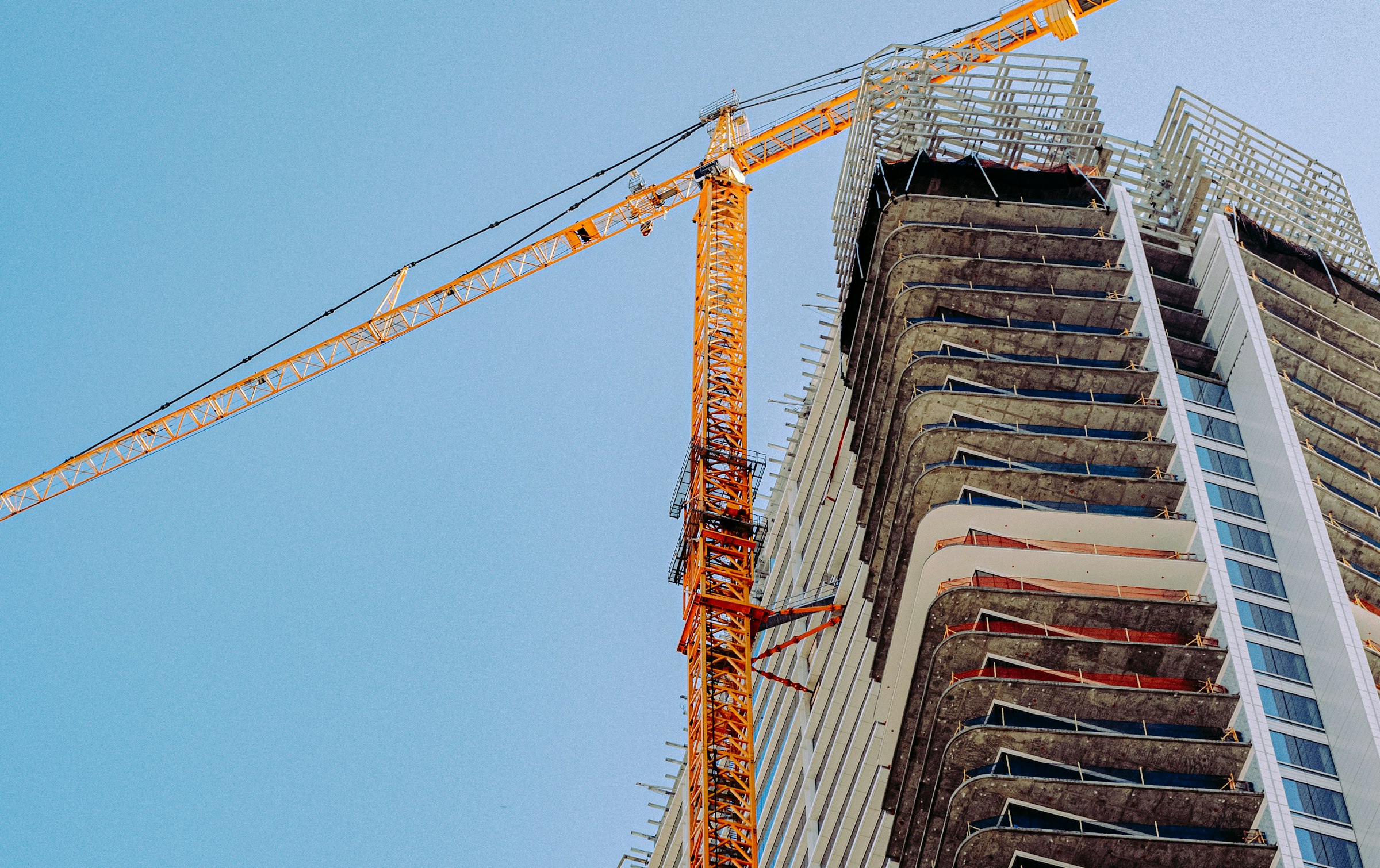 Grua de torre em edifício alto em construção