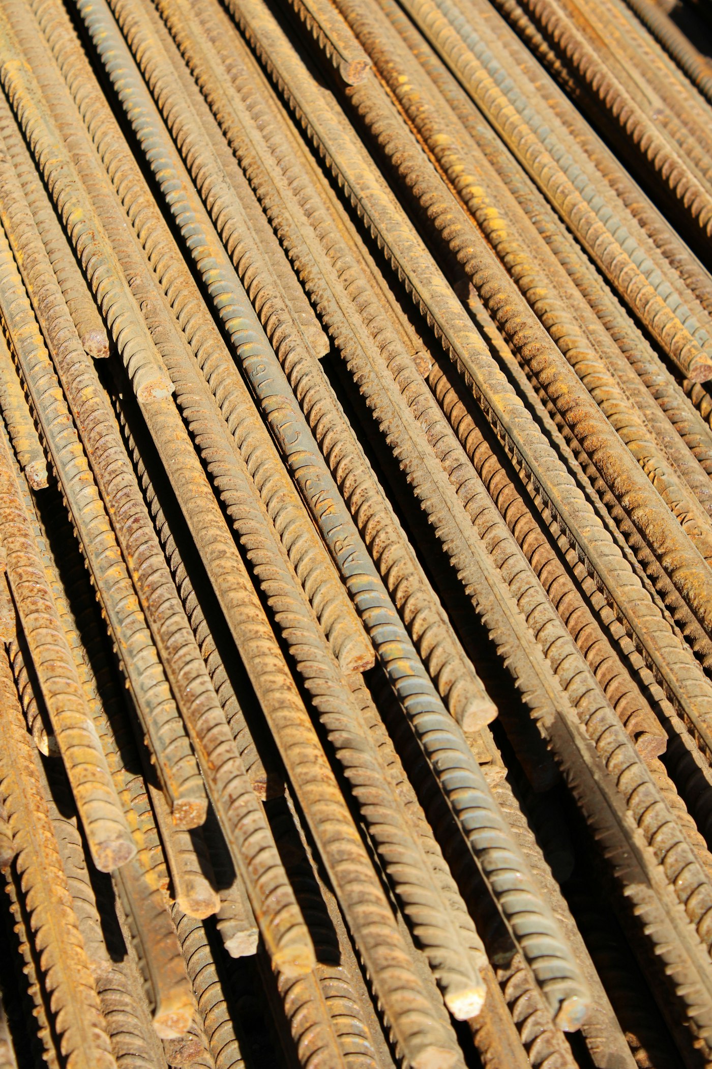 Detalhe de barras de vergalhão empilhadas