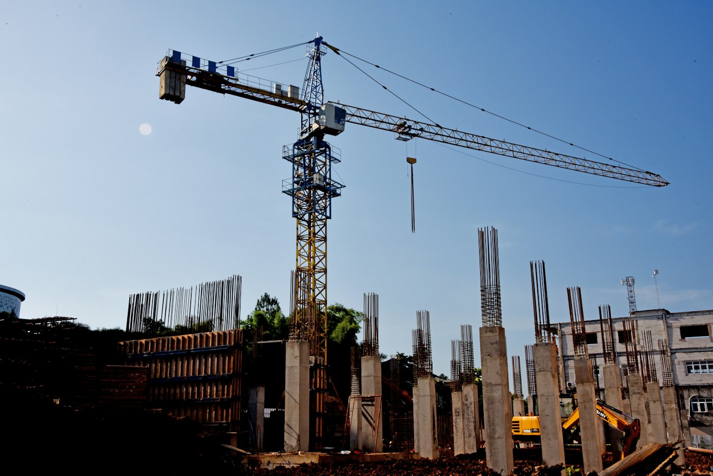 Grua de torre sobre pilares de concreto em execução