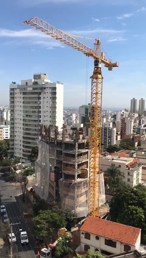 Grua de torre em obra de edifício alto